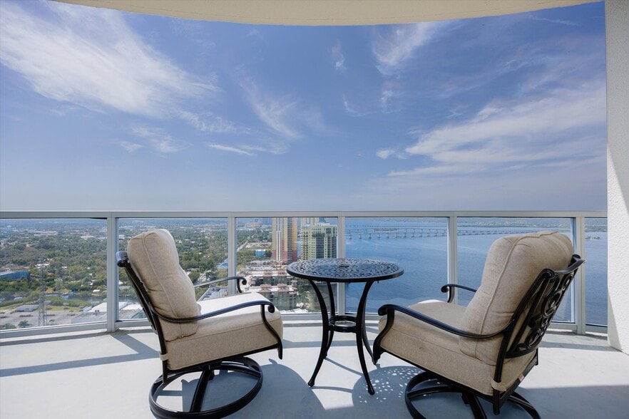 Building Photo - 3000 Oasis Grand Blvd