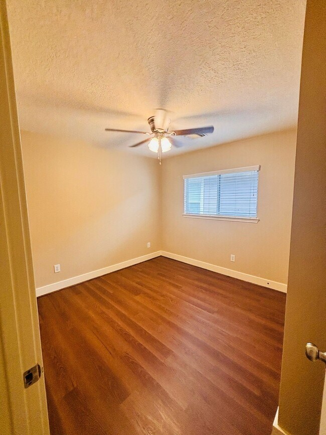 Building Photo - 10614 Cobblecreek Way