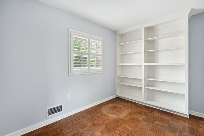 Building Photo - Available Now! Updated //3 Bedroom 2.5 Bat...
