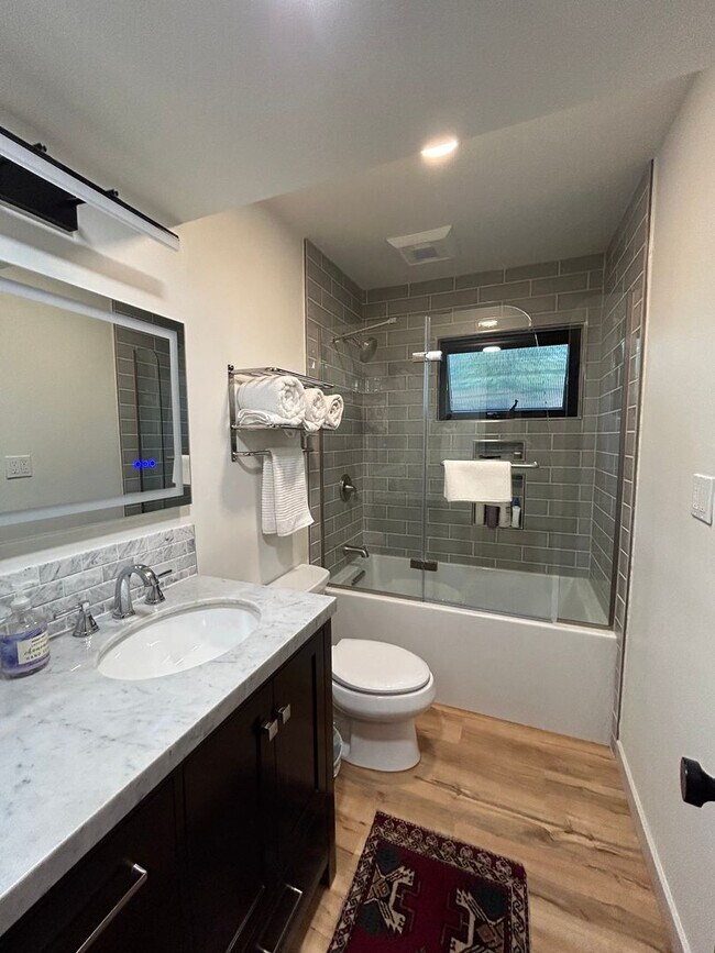 Building Photo - Fully Furnished, Beautifully Remodeled Cha...
