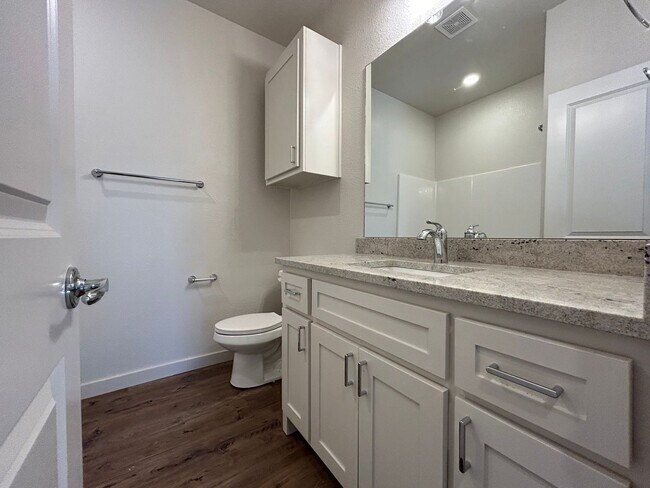 Building Photo - Luxury Townhome in Abbey Glen Community!