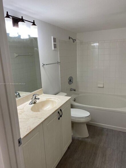 Building Photo - 4871 Via Palm Lakes Via