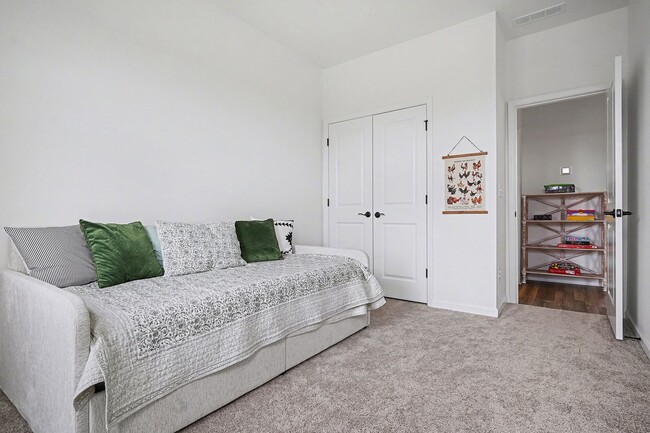 Building Photo - 3BR Like-New End-Unit Townhome – Wendell Falls