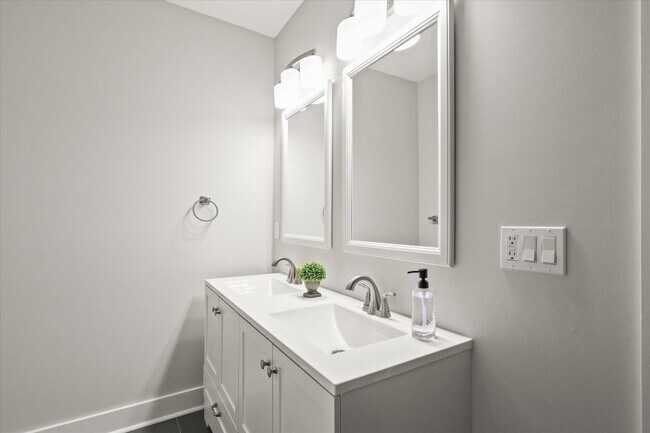 Building Photo - Short Term Only