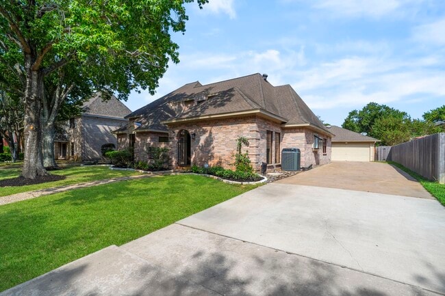 Building Photo - 3223 Country Club Blvd