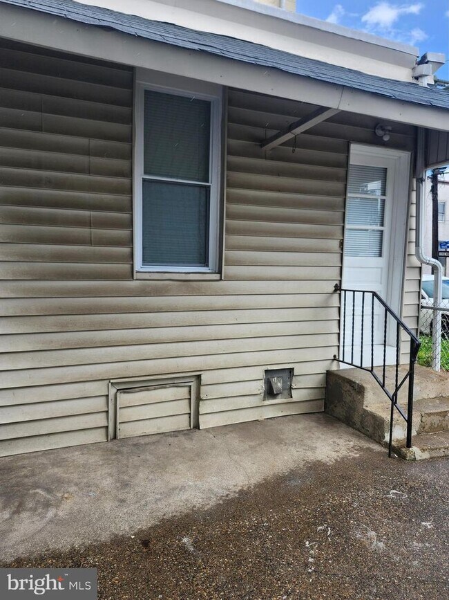 Building Photo - 555 Roberts St
