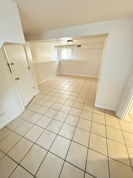 Building Photo - 2554 N Monitor Ave