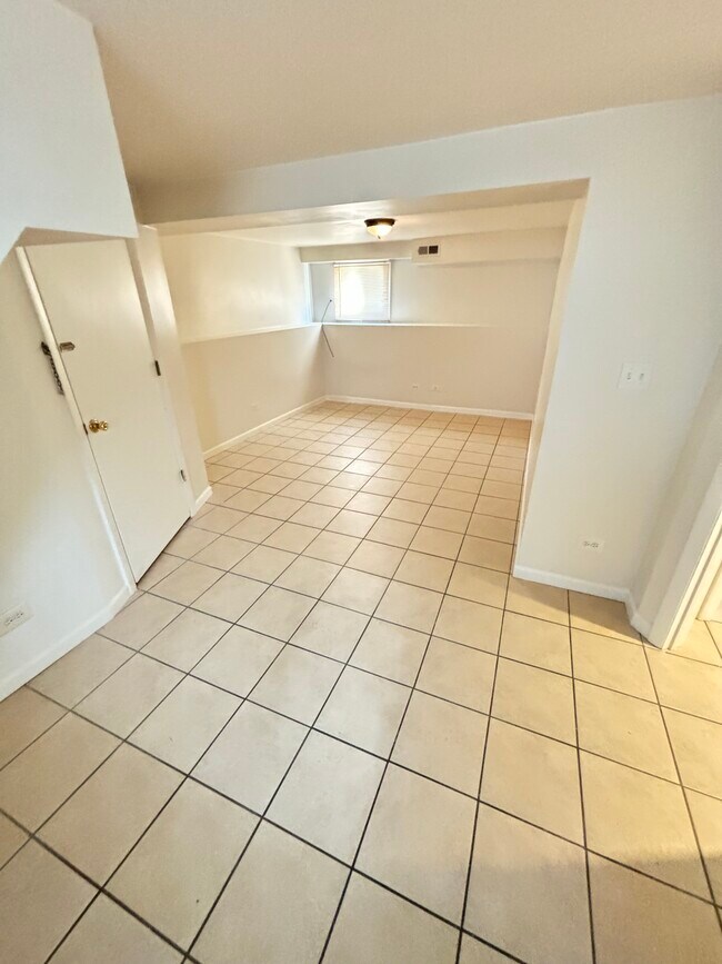 Building Photo - 2554 N Monitor Ave