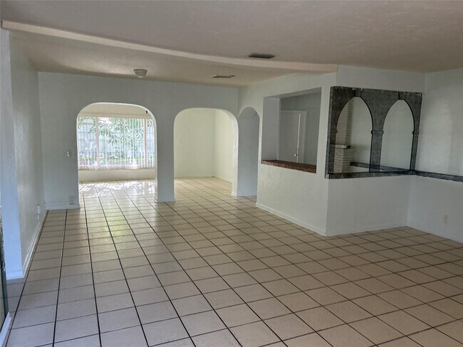 Building Photo - 701 W Evanston Cir