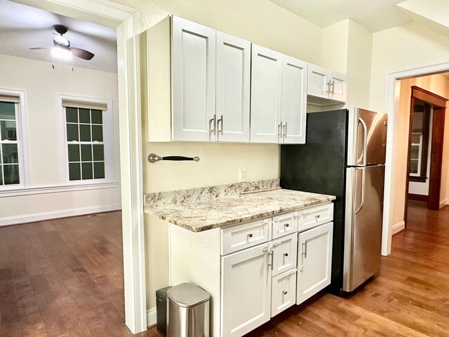 Building Photo - Detached 4 bed 3 bath. Pets Welcome!