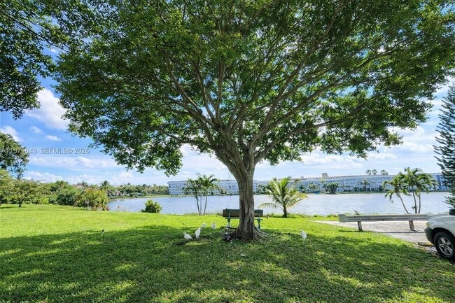 Building Photo - 950 NE 199th St