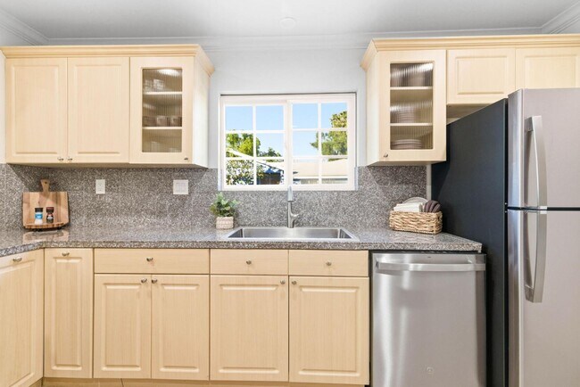 Building Photo - 765 Elkwood Ave