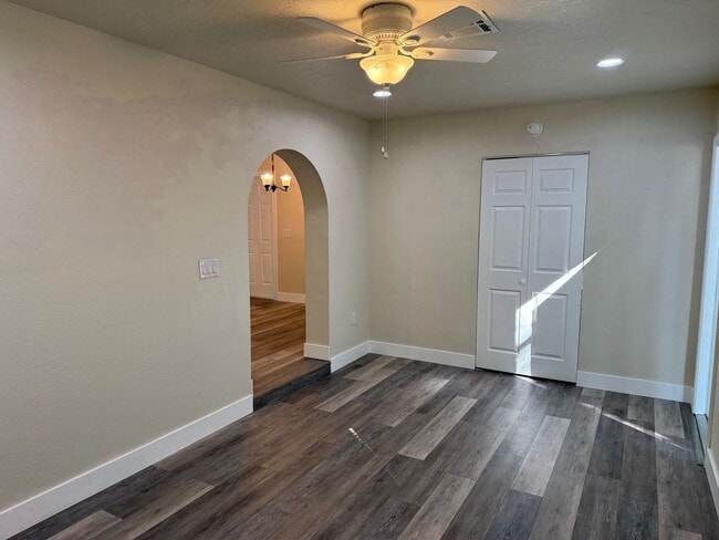 Building Photo - 3 Bedroom/1 Bathroom Single Family Home