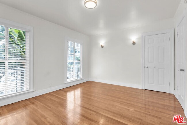 Building Photo - 419 N Van Ness Ave
