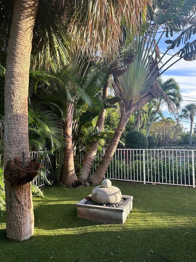 Building Photo - 1080 Walnut Terrace