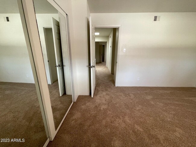 Building Photo - 2121 W Union Hills Dr