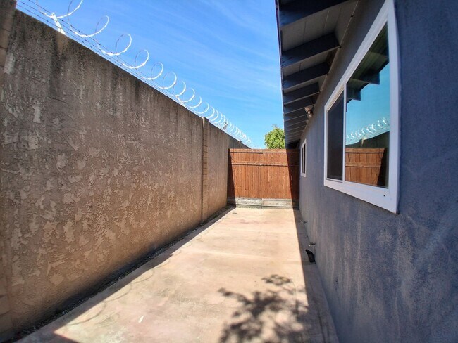 Building Photo - Thistlewood3505/3507