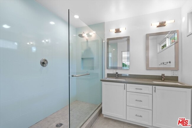 Building Photo - 2809 S Canfield Ave