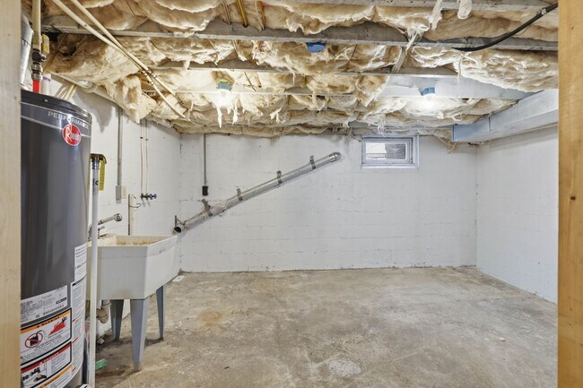 Building Photo - Cozy 2 Bedroom House Available Now!