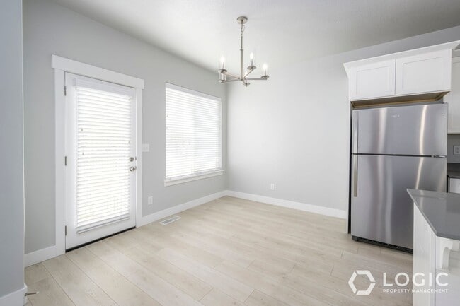 Building Photo - Gorgeous Townhome in Great Location!