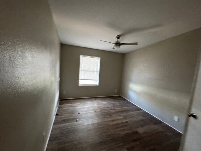 Building Photo - 237 Temple Cir W