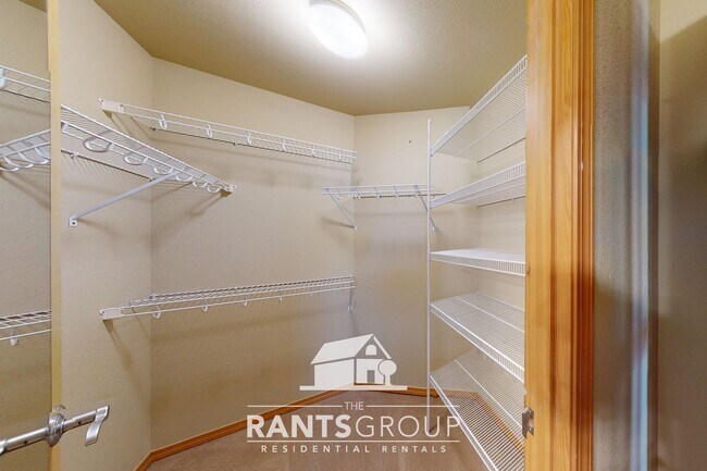 Building Photo - Well-Maintained 2-Bed / 2-Bath Home with A...