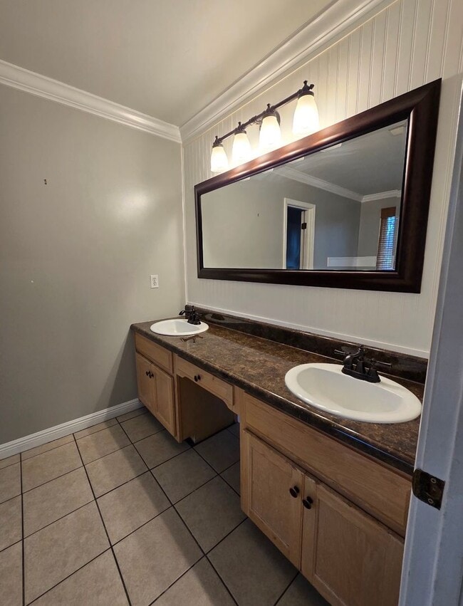 Building Photo - 117 E Clinton Dr SW