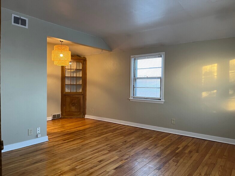 Building Photo - 338 E Oklahoma Ave