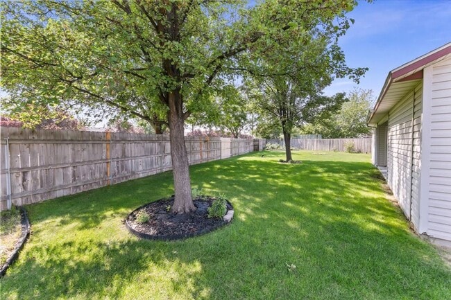 Building Photo - Stylish 3-Bed Home with Spacious Backyard ...