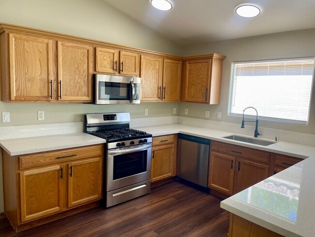 Building Photo - BEAUTIFUL SINGLE STORY HOME IN GATED COMMUNITY OF STALLION MOUNTAIN