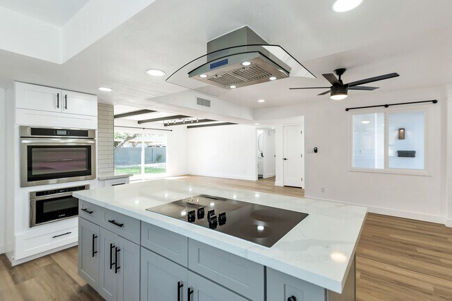 Building Photo - Remodeled 3 Bed 2 Bath 2 Car Garage Unfurnished 12 month lease with bonus room and AC in 2 car ga...