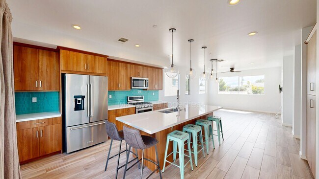 Building Photo - Modern Light-Filled Costa Mesa Home with Designer Kitchen