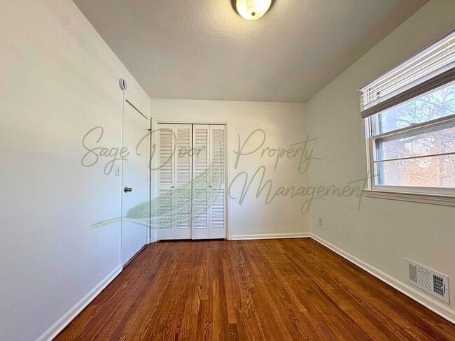 Building Photo - BEAUTIFULLY UPDATED 5 BED/ 3 BATH HOME WITH OVERSIZED GARAGE