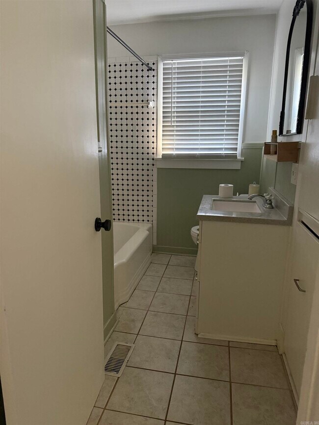 Building Photo - 507 W Elm Ave