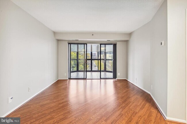 Building Photo - 1600 N Oak St