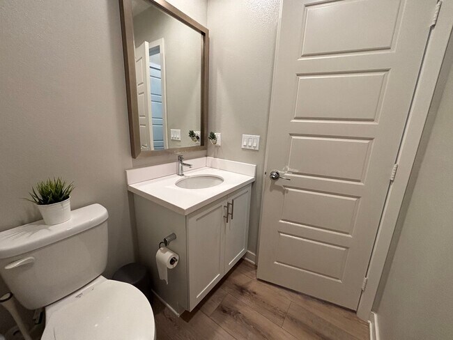 Building Photo - Updated 4 Bedroom 3.5 bath Condo located i...