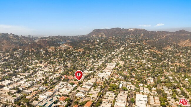 Building Photo - 2005 Beachwood Dr