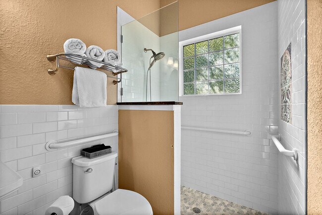 Building Photo - 104 Cedar St