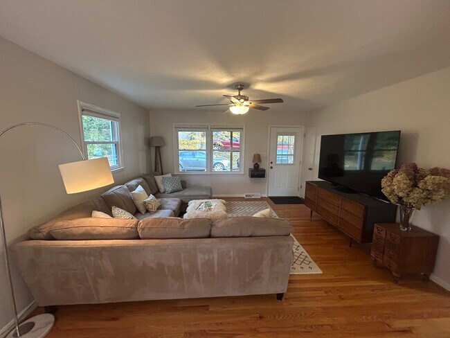 Building Photo - 44 Maple Ave