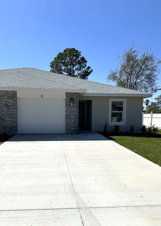 Building Photo - NEW 3/2/1 ready to rent! Pet friendly.
