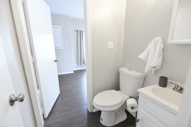 Building Photo - 912 Charlotte St