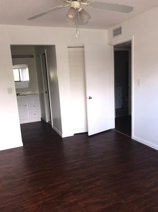 Building Photo - 819 NE 199th St