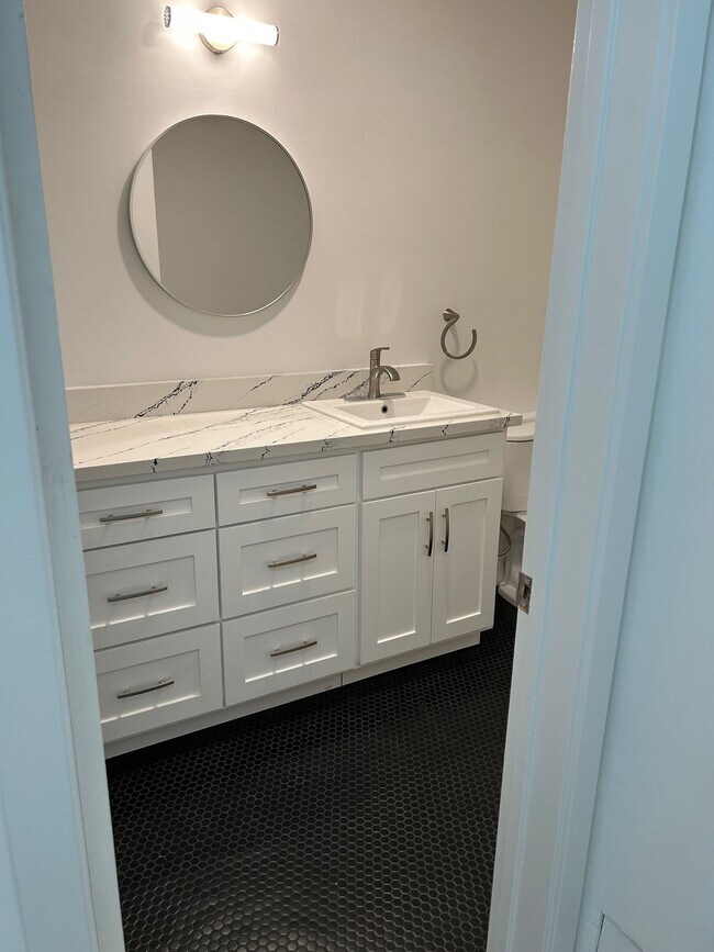 Building Photo - RENOVATED 1 BDRM-HARDWOOD FL,STAINLESS STE...