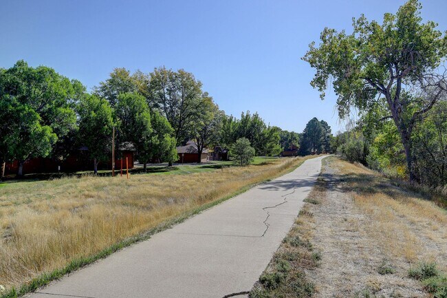 Building Photo - Penthouse level condo with views of canal and trail!