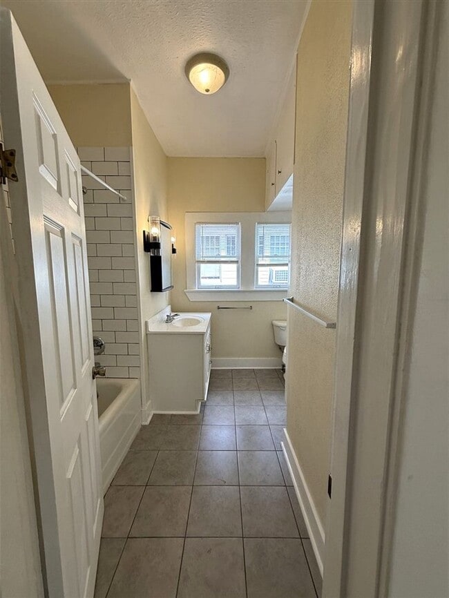 Building Photo - Beautifully Renovated 2 bedroom, 1 bath Bungalow | Historic Highland area | $900/Month Rent