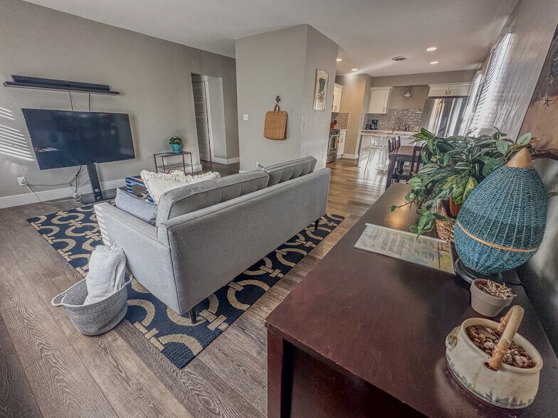 Building Photo - 5532 N Haight Ave