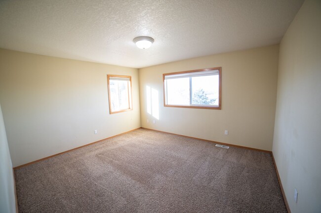 Building Photo - Spacious Home, Minutes from Local Parks an...