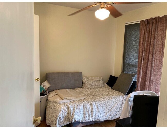 Building Photo - 806 W 24th St