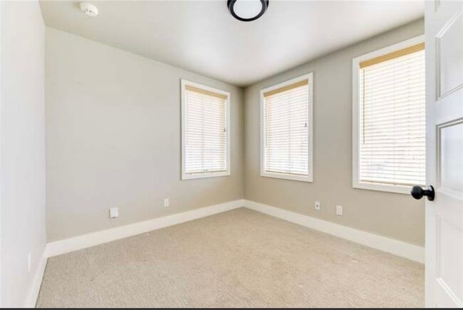 Building Photo - 940 Pedalers Ln