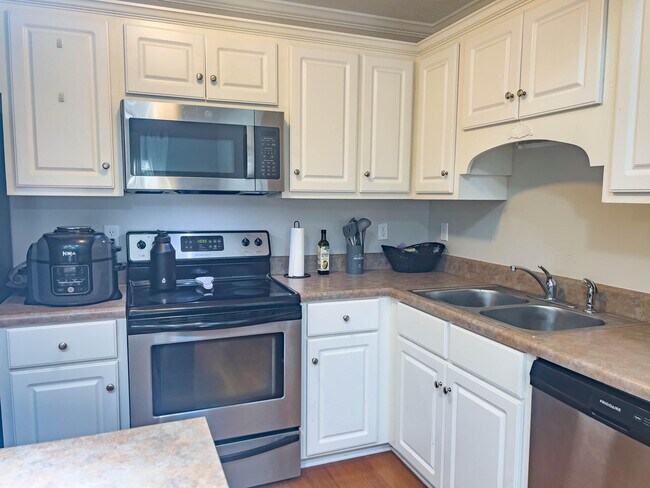 Building Photo - 843 Landing Dr